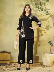 Conjunto de Kurti negro con bordado floral, corte holgado, ropa informal para mujer, estilo indio-pakistaní, de proveedor indio. - Product Image 1
