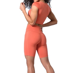 Vente en gros de vêtements de fitness et de gym personnalisés 2 pièces pour femmes, short de motard taille haute et haut court, ensembles de yoga sport 2026 HI - Product Image 3