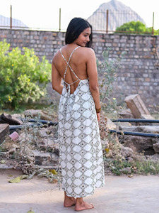 Elegante Vestido Maxi de Algodón con Estampado Artesanal, Motivo Geométrico Tradicional, Vestido de Verano con Tirantes, Vestido sin Mangas que Favorece la Figura - Product Image 2