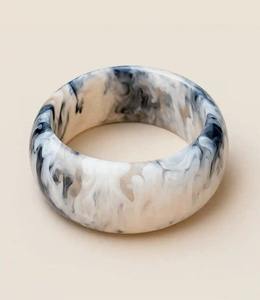 Brazalete de Resina Colorido de Primera Calidad para Mujer, Marca Shan India, Acabado Liso, Agradable al Tacto, Accesorio Moderno para Fiestas y Eventos Casuales - Product Image 3