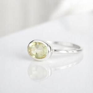 แหวนเงินแท้ 925 ประดับพลอยอะเมทิสต์สีเขียว - รูปไข่ 8x10 มม. ชุบทอง |   แหวนพลอยมินิมอลลิสต์ |   เครื่องประดับผู้หญิงแบบสั่งทำ - Product Image 1