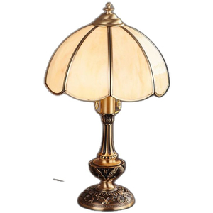Lámpara de Mesa Tradicional de Latón con Pantalla de Cristal Beige, Bombilla Incandescente E27, Control por Interruptor, Decorativa para Dormitorio - Product Image 1