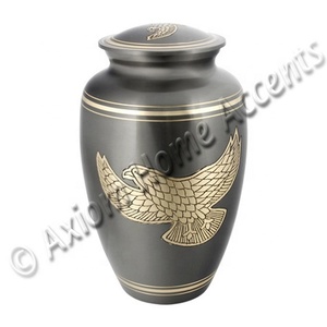 Urna de cremación artesanal de latón con grabados personalizados y un acabado clásico para preservar recuerdos por Axiom Home Accents - Product Image 5