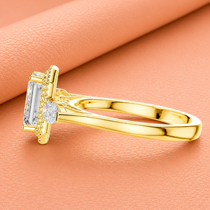 Bague de fiançailles de luxe en or massif 14 carats avec diamant de laboratoire taille émeraude, halo et pierres latérales marquise, clarté VVS1-VVS2, certifiée IGI - Product Image 2