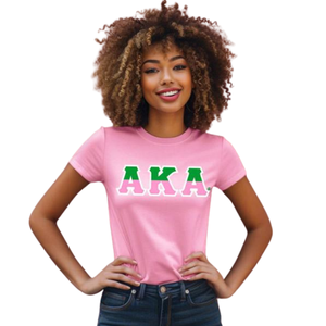 Camiseta AKA de algodón con cuello redondo y manga corta, color rosa claro con estampado de letras verdes, estilo casual para hermandades - Product Image 1