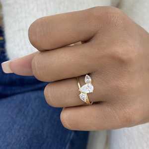 Anillo de Tres Piedras con Moissanita de Corte Pera de 2.00 Ct, Doble Banda, Plata 925 con Baño de Rodio, Regalo de Boda para Mujer - Product Image 2