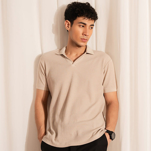 เสื้อโปโลคอวีผู้ชาย สีเบจ ผ้าฝ้าย แขนสั้น ทรงปกติ สวมใส่สบาย สีพื้น ผ้าถัก ระบายอากาศได้ดี - Product Image 1