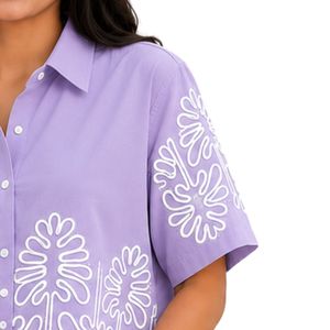 เสื้อเชิ้ตครอปปักลายดอกไม้สีขาว แขนสั้น สไตล์ลำลองสำหรับฤดูร้อน ผ้าฝ้าย แฟชั่นดีไซน์เนอร์  สำหรับผู้หญิง  ลายลาเวนเดอร์  ติดกระดุม  แบบสั่งทำพิเศษ - Product Image 4