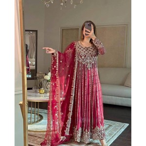 Robe et dupatta en georgette rose avec broderies séquencées attrayantes - Product Image 1