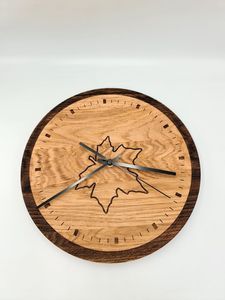 Reloj de pared de roble hecho a mano con hoja de arce grabada: Reloj de madera único con diseño inspirado en la naturaleza. - Product Image 3