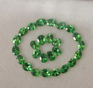 Tsavorita natural verde intenso, corte ovalado, 4x3 mm, tamaño melee, limpieza óptica, gema suelta para joyería. - Product Image 5