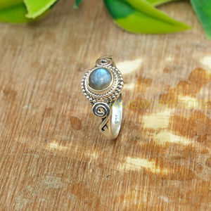 แหวนเงินแท้ 925 ประดับพลอยลาบราดอไรต์สีน้ำเงินธรรมชาติทรงรีแบบคาโบชอง งานแฮนด์เมด ดีไซน์เนอร์เงินแท้ - Product Image 5