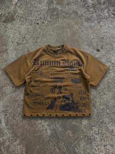 Camiseta Gráfica Personalizada con Tachuelas, Estampado de Periódico Oversize, Estilo Urbano, Algodón Pesado, Manga Corta, Top de Moda OEM ODM - Product Image 1