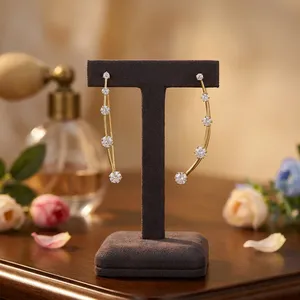 Aretes de latón chapado en oro de la mejor calidad con circonita cúbica para mujeres, ideales para bodas y eventos nocturnos. - Product Image 1