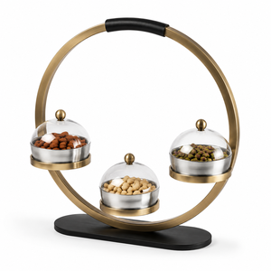 Ensemble de service en métal artisanal, conçu avec une finition dorée contemporaine et des bols élégants à couvercles, parfait pour la décoration culinaire haut de gamme. - Product Image 3