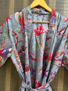 Bata de algodón con estampado de pájaros para mujer, kimono hecho a mano con diseño floral, bata de spa ligera, ropa de descanso, cuello en V para damas de honor - Product Image 2