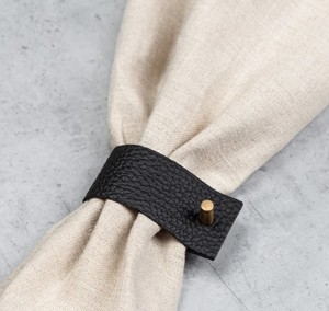 Anillos de Servilleta Modernos de Cuero: Decoración de Mesa con Pasadores de Latón, Acero o Madera - Product Image 1