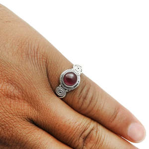 Anillo de plata de ley 925 con gema de granate rojo de diseño único, joyería fina para mujer, anillo bohemio con cristal rojo curativo. - Product Image 4