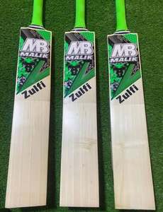 Batte de cricket en bois durable MB Malik Zulfi Edition, sticker vert, en saule anglais, avec housse de protection et grip supplémentaire anti-usure - Product Image 1