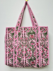 Sac fourre-tout floral fait main |   Sac à bandoulière en coton matelassé rose pour femmes |   Imprimé botanique pour grand sac de voyage et de plein air pour femme - Product Image 6