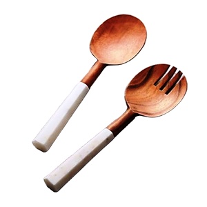 Juego de Servir Ensaladas de Mármol y Madera Natural con 2 Espátulas, Utensilios Hechos a Mano Sostenibles - Product Image 1
