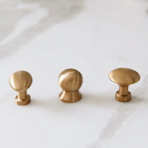 Poignée de meuble en laiton distinctive avec formes dôme et ovales pour tiroirs, armoires et commodes de cuisine - Product Image 5