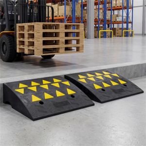 2 Pezzi Rampe di Carico in Gomma Robuste con Strisce Riflettenti e Canale di Drenaggio per Vialetti, Piastre e Tavole - Product Image 1