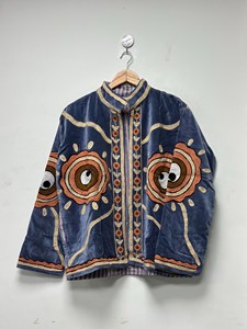 Chaqueta de terciopelo azul de lujo con diseño botánico simétrico y bordado de personajes vintage, estilo bohemio, manga larga, para otoño. - Product Image 3