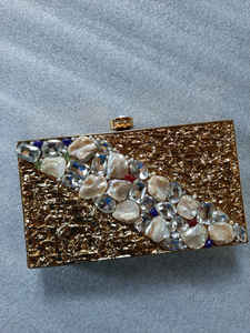 Pochette en nacre exquise pour femmes en résine peinte à la main avec des embellissements en perles d'or de style religieux pour les événements en soirée - Product Image 4