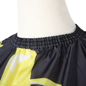 Cape de coiffeur professionnelle confortable et anti-adhésive avec design personnalisable en tissu polyester pour la coupe de cheveux en salon - Product Image 2