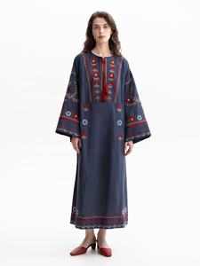 Dernière robe en lin noir à manches longues Broderie faite à la main Broderie ukrainienne contrastée Longueur midi Coton tissé Lavable - Product Image 6