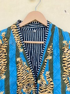 เสื้อแจ็คเก็ตผ้าฝ้ายอินเดียทำมือ 100% เป็นมิตรกับสิ่งแวดล้อม ระบายอากาศได้ดี แห้งเร็ว ป้องกันรอยยับ พิมพ์ลายดิจิทัล มีกระเป๋าหน้า - Product Image 2
