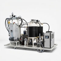 Machine de mousseur PU basse pression avec contrôle PLC et pompe à moteur pour semelles de chaussures, semelles intérieures bicolores et production de mousse à rebond lent
