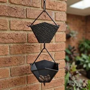 Ornement de jardin suspendu moderne en métal, forme irrégulière, finition peinte, résistant aux intempéries, élément décoratif extérieur - Product Image 6