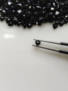 Spinelle noire naturelle 4 mm taille triligne, pierre précieuse de qualité supérieure pour la fabrication de bijoux - Product Image 1