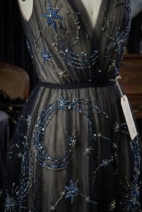 Vestido de Noche Rosa con Bordado Floral al por Mayor 2026 Precio de Fábrica Vestido de Fiesta de Tul con Mangas Volantes Elegante Vestido de Noche con Cuello en V y Malla - Product Image 4