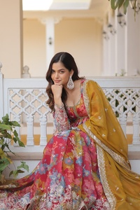 Vestido rosa con estampado digital, bordado ruso en seda, con lentejuelas Zari y dupatta. - Product Image 3