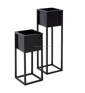 Table d'appoint en métal glamour avec surface polie et détails accrocheurs pour les maisons modernes - Product Image 5