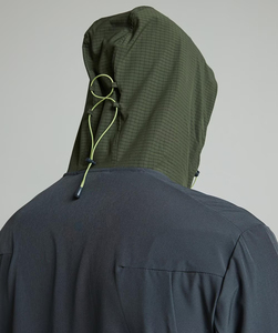 Ensemble de survêtement léger et performant pour homme, coupe-vent imperméable 100 % nylon, avec logo imprimé sur le devant et capuche - Product Image 6