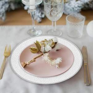 Assiette de présentation texturée argentée, élégante et décorative, pour tables d'événements - Product Image 3