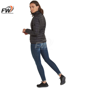 Chaqueta acolchada de plumón para mujer, negra brillante, OEM, de alta demanda, con capucha de piel, cremallera completa y diseño acolchado tipo burbuja, para invierno. - Product Image 4