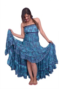 Vestido Ibiza con estampado floral, estilo bohemio europeo, con hombros descubiertos, para playa, verano, boho, de seda reciclada, a precio de mayorista. - Product Image 2