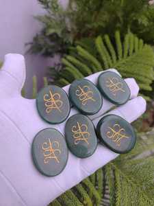 Moneda de Jade Verde Tallada en Cristal Ovalado para Meditación, Regalo de Feng Shui - Product Image 3