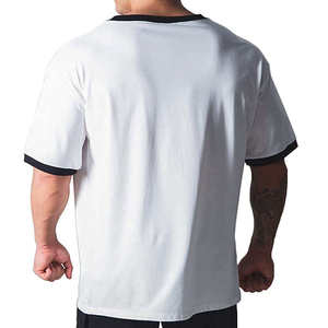 Camiseta holgada de corte oversized hecha con algodón ligero para un look urbano moderno que se siente suave en la piel. - Product Image 3