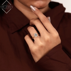 Anillo Solitario de Diamante Corte Esmeralda en Oro Amarillo con Cuatro Puntas, Joyería de Compromiso, Boda, Regalo para Mujer, Proveedor de Lujo - Product Image 5