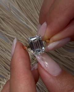 Bagues de fiançailles en or 14K 18K avec diamant de laboratoire certifié IGI de 4 carats taille émeraude, sertis à griffes, halo dissimulé, et alliances de 2mm en forme de cigare, directement de l'usine - Product Image 2