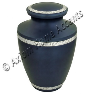 Elegante urna de latón con artesanía detallada y un acabado liso para preservar las cenizas de Axiom Home Accents - Product Image 2