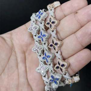 กำไลข้อมือ RB Gems รูปดอกโคลเวอร์สีน้ำเงินประดับเพชรโมอิสซาไนต์ทรงบริลเลียนท์ สำหรับทุกเพศ  ทำจากเงินแท้ 925  แบบเชื่อมต่อ  สไตล์ฮิปฮอป  เคลือบโรเดียม - Product Image 4