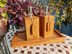Juego de Baño de Madera de Dos Piezas, Dispensador de Jabón Rectangular, Dispensador de Loción Corporal y Gel de Ducha, Bandeja Minimalista Ecológica - Product Image 2