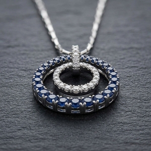 Pendentif en or blanc 18 carats avec diamants, pendentif double cercle concentrique avec saphir bleu et diamants de laboratoire taille ronde - Product Image 2